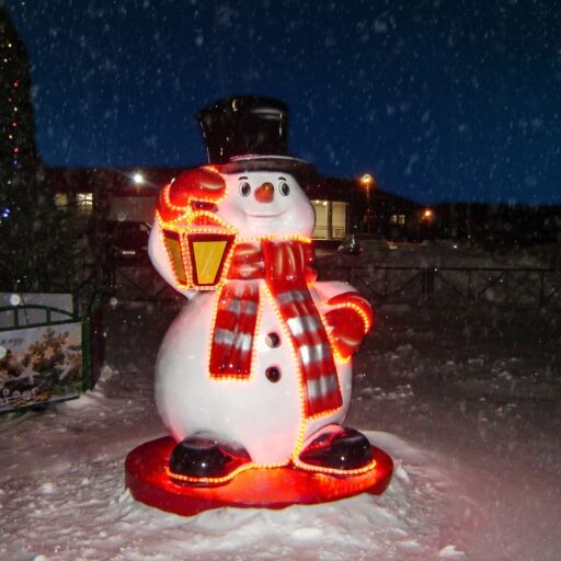 Снеговик с фонарем