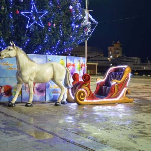 Лошадь с новогодними санями