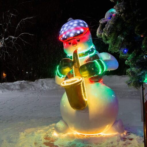 Снеговик с саксофоном